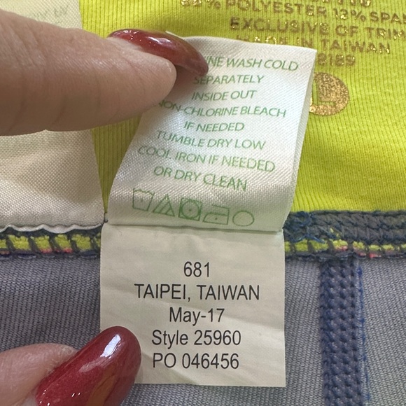 Lilly Pulitzer Cropped Leggings on Sunset Summer - Picture 3 of 6